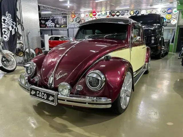 Fusca vinho e creme estacionado na garagem, visto de frente