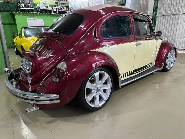 Traseira do Fusca vinho e creme com rodas prateadas
