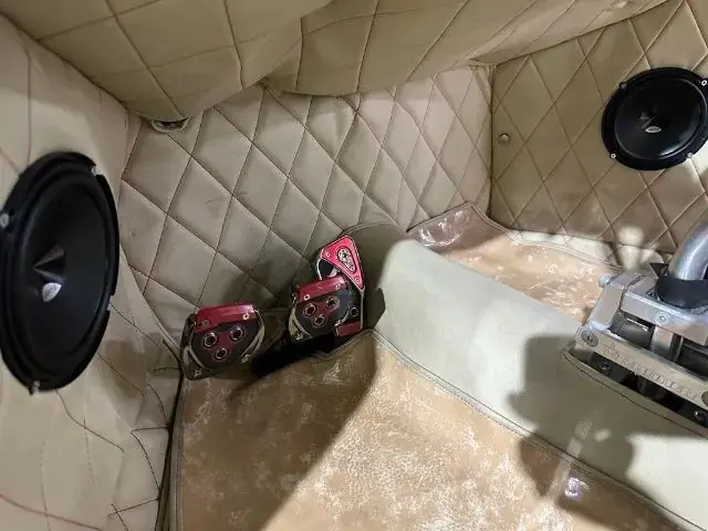 Assoalho em matelassê creme com alto-falantes
