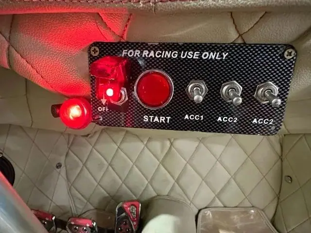 Botão Start aceso em vermelho no painel de interruptores