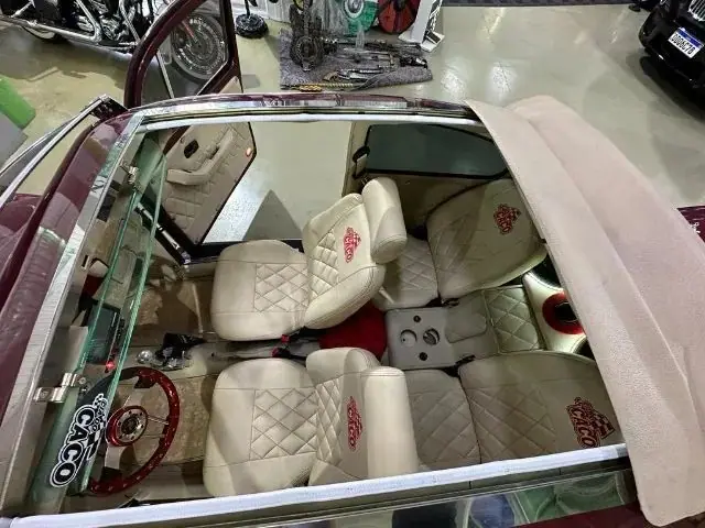 Interior do Fusca visto pelo teto solar, com bancos creme