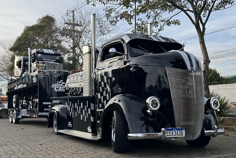 Ford Coe preto com faixas brancas e pintura quadriculada, estacionado