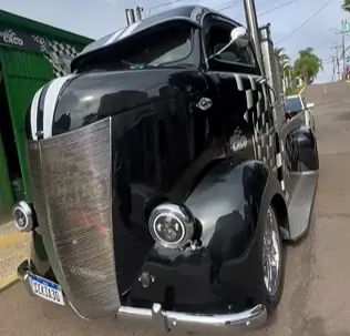 Frente cromada do Ford Coe preto