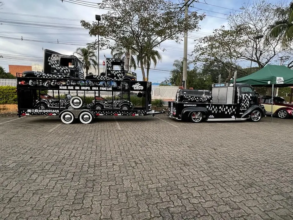 Ford Coe puxando uma carreta com carros, em um estacionamento