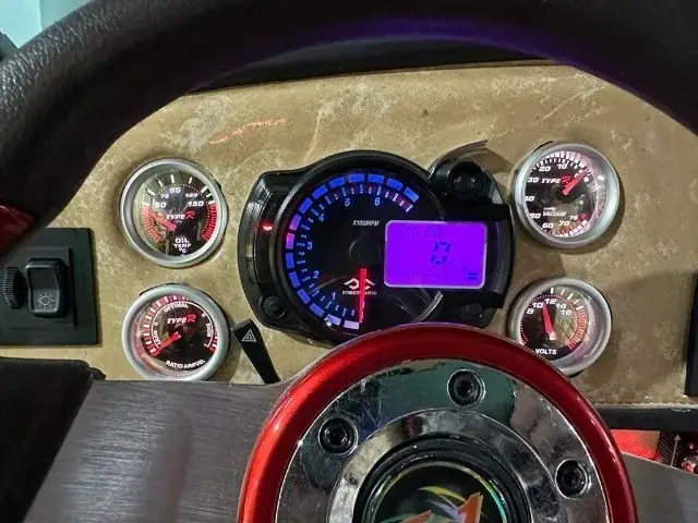 Painel eletrônico com mostradores e volante vermelho