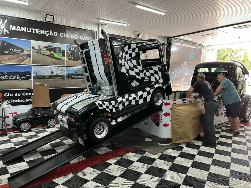 Mini caminhão em exposição na oficina da Cia do Caco