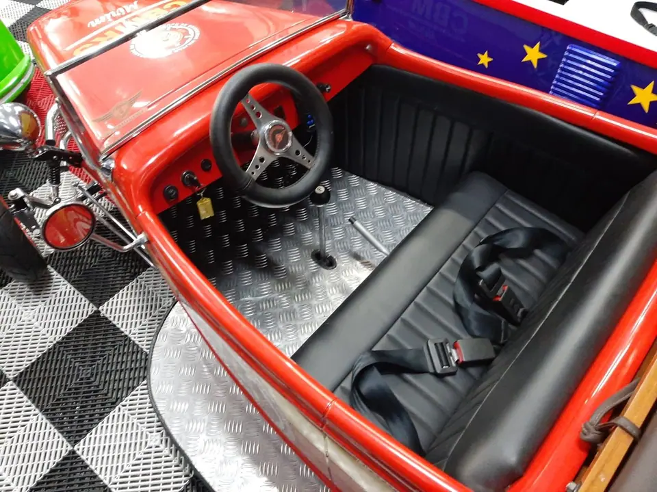 Interior do mini carro de bombeiros com piso de alumínio
