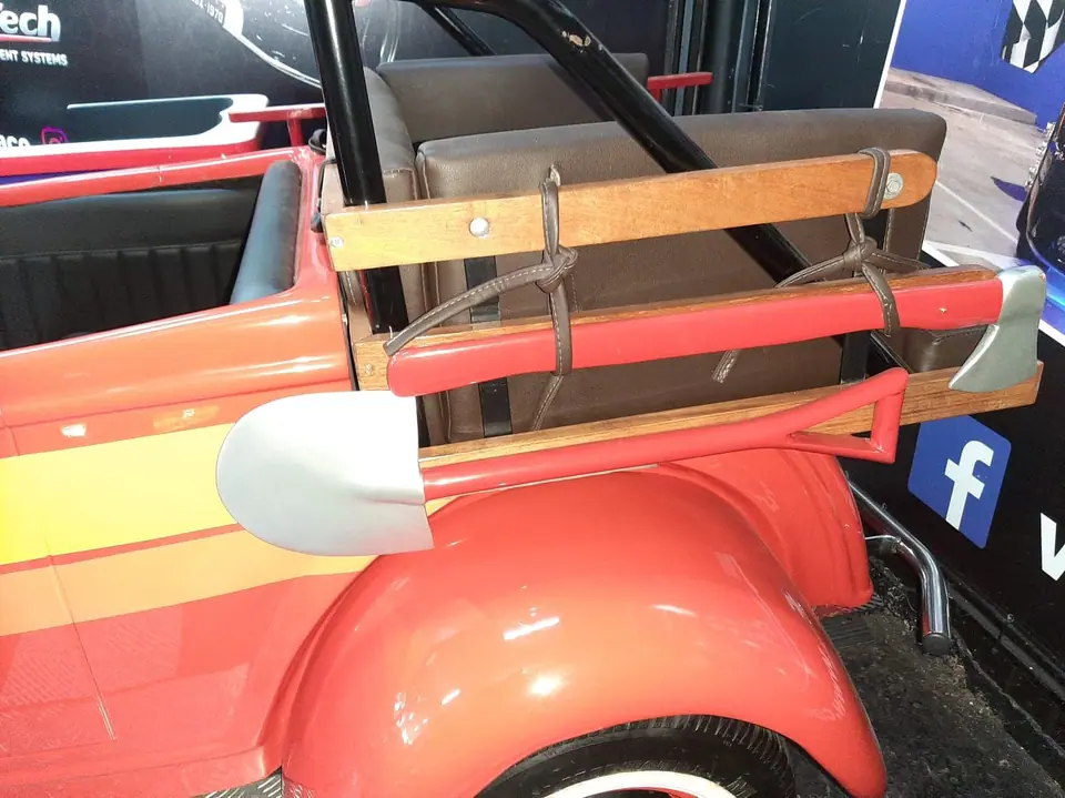 Detalhe da escada de madeira sobre o mini carro de bombeiros