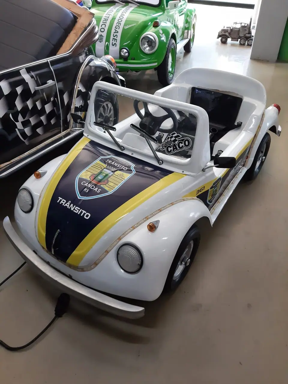 Mini Fusca branco com identidade visual de trânsito