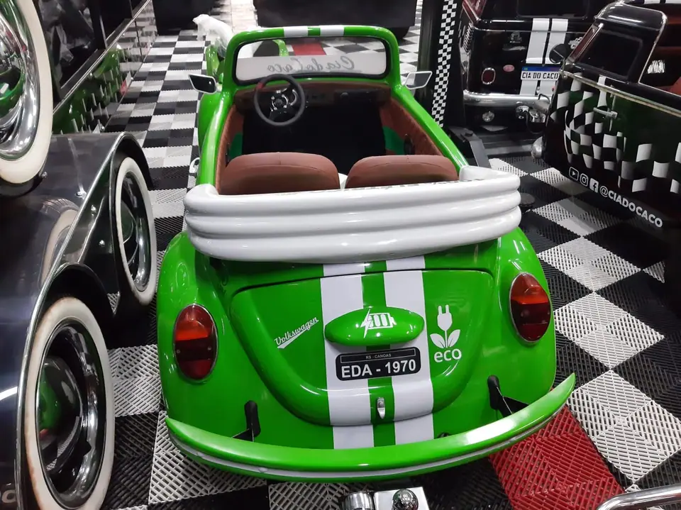 Mini Fusca verde e branco visto de trás