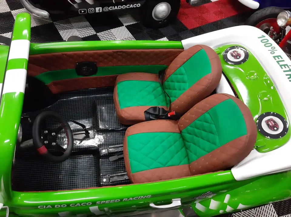 Bancos verdes e marrons do Mini Fusca elétrico