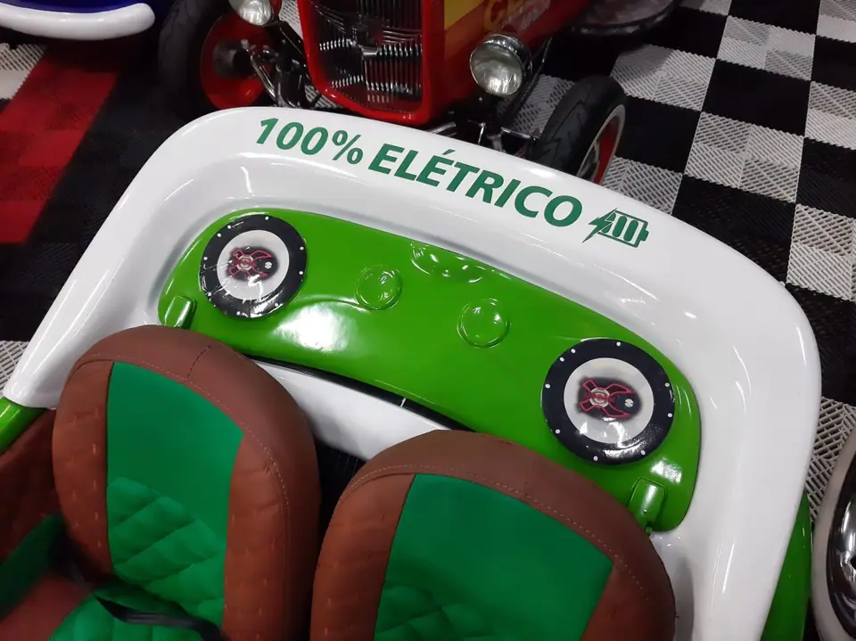 Detalhe do painel com o texto 100% Elétrico