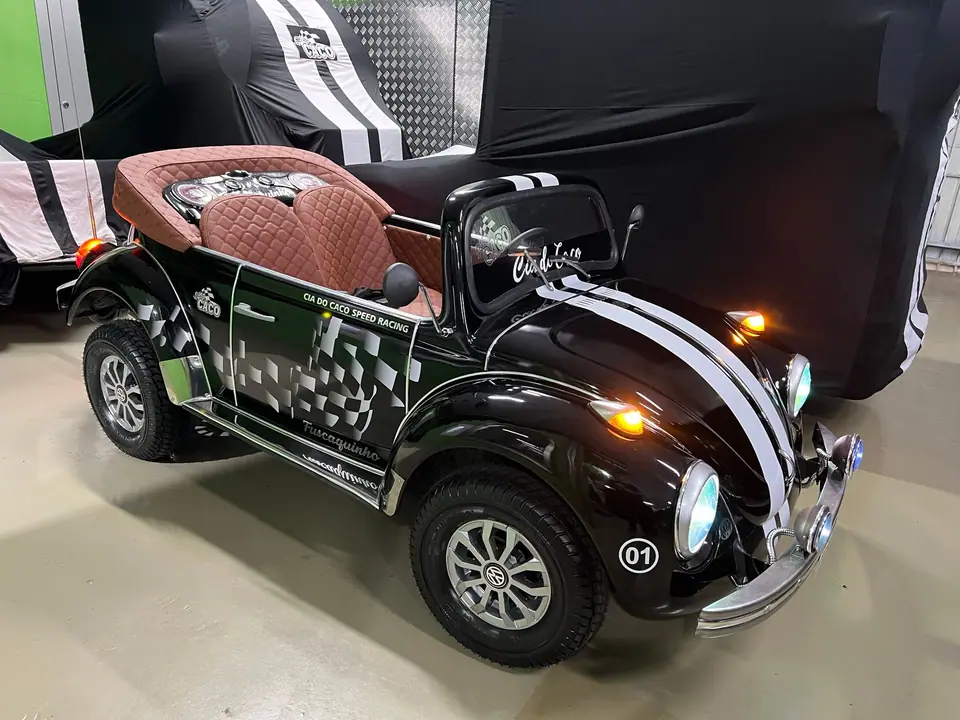 Mini Fusca preto com faixas brancas e bancos de couro caramelo