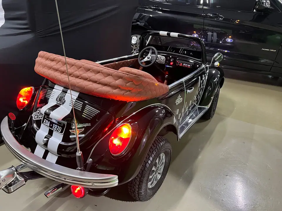 Traseira do Mini Fusca com as lanternas acesas