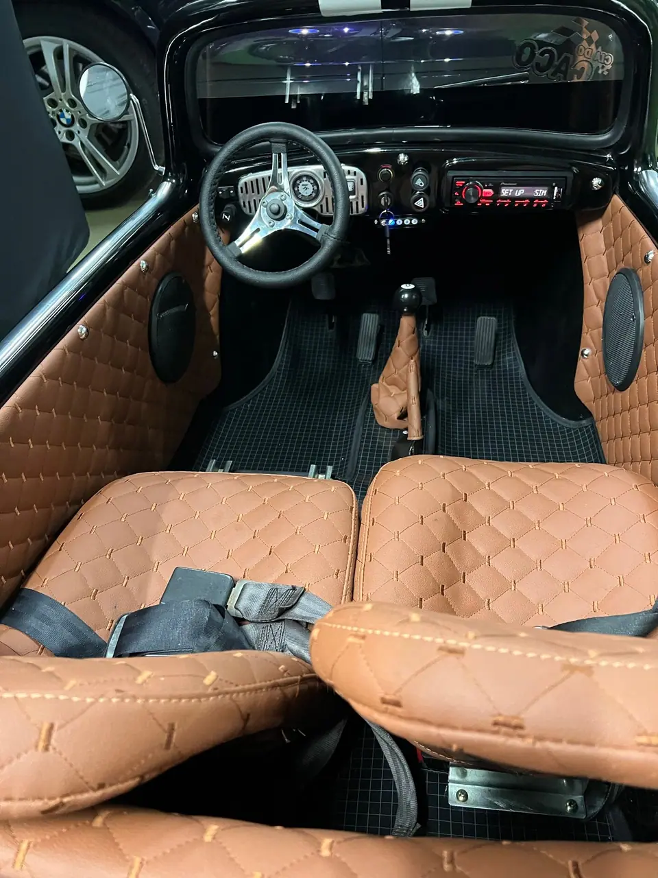 Interior do Mini Fusca com bancos caramelo em matelassê