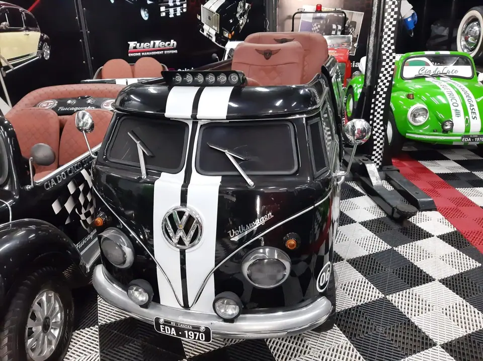 Mini Kombi preta com faixas brancas e bancos de couro caramelo