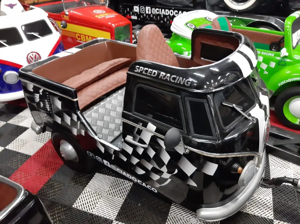 Mini Kombi com a inscrição Speed Racing, vista de trás