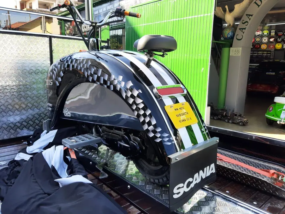 Lateral da Vabisneta com para-lama Scania e faixas quadriculadas