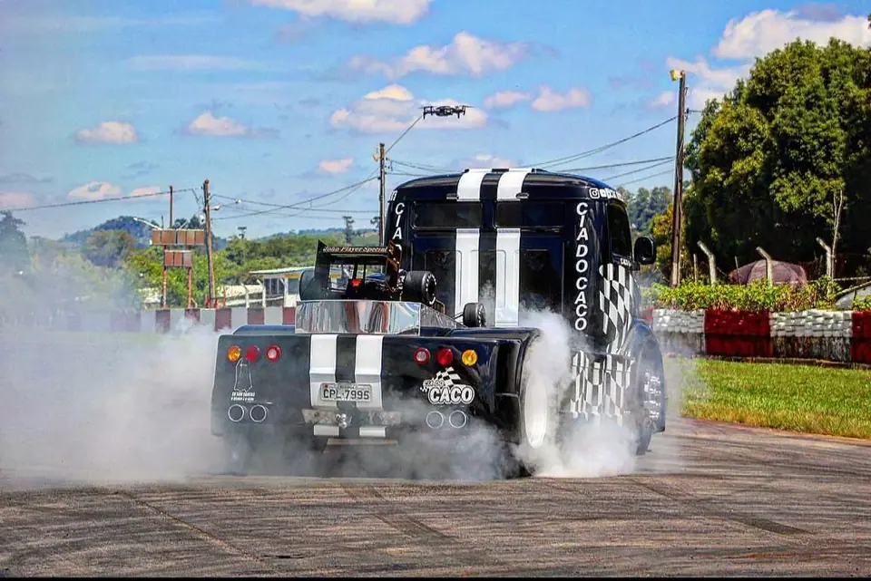 Caminhão da Cia do Caco em manobra na pista, soltando fumaça dos pneus