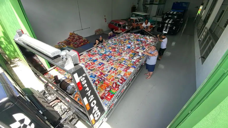 Grande quantidade de brinquedos organizados no chão de um galpão
