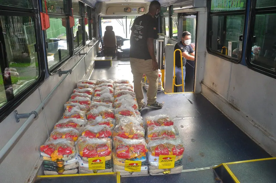 Interior de um ônibus tomado por sacolas de doação