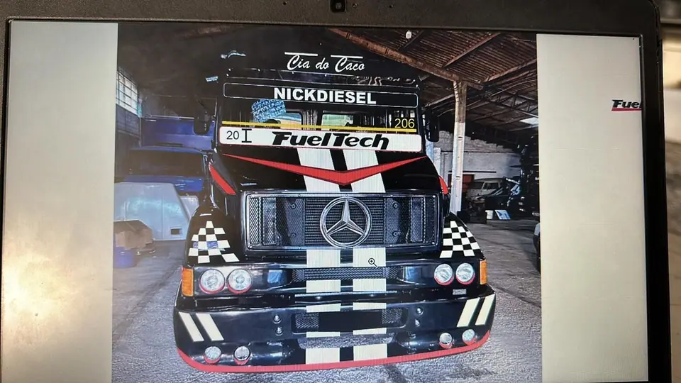 Projeto da pintura do caminhão Mercedes exibido em uma tela
