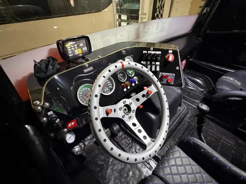 Painel e volante de competição na cabine do caminhão Mercedes