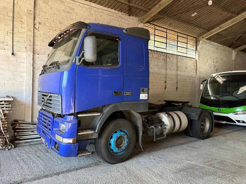 Caminhão Volvo azul estacionado no galpão, antes da preparação