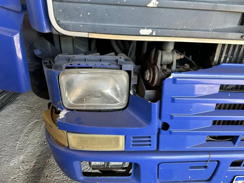 Detalhe da frente do Volvo azul, com a grade aberta
