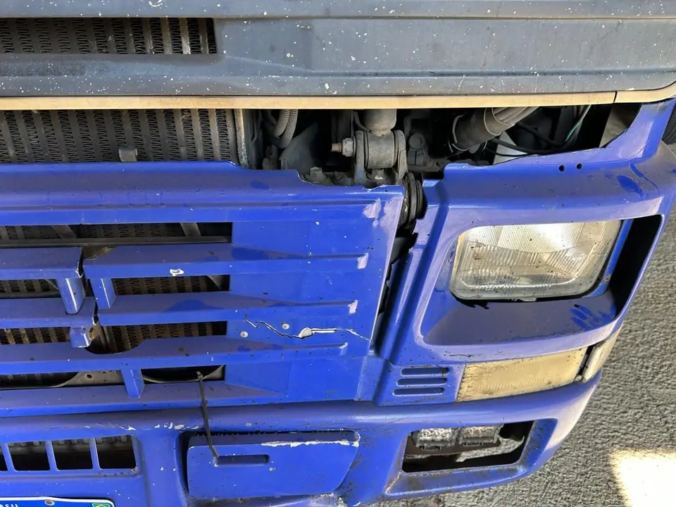 Detalhe do para-choque e do farol do Volvo azul