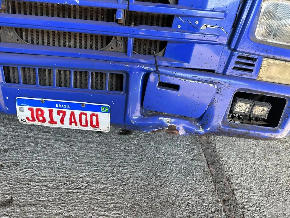 Detalhe do para-choque dianteiro do Volvo azul