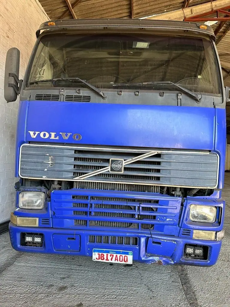 Frente do caminhão Volvo azul