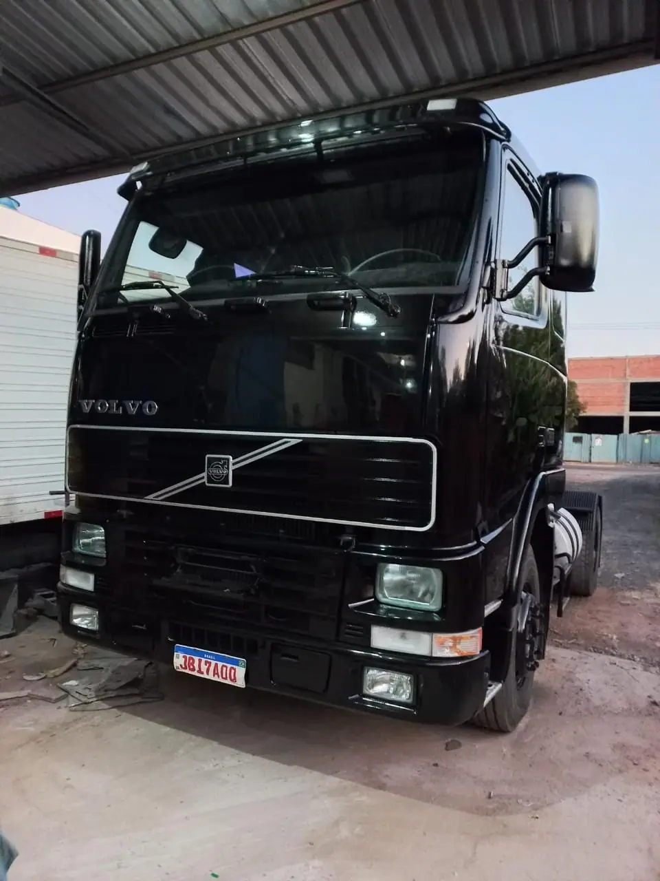 Caminhão Volvo já pintado de preto